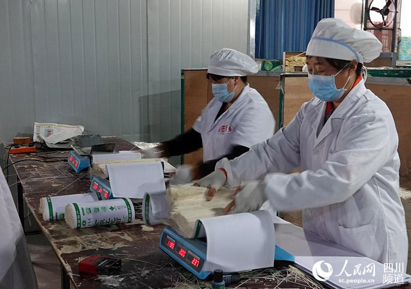 2020年2月27日，瀘州市古藺縣，金芒面粉加工廠復工復產，增加市場供應。（康寧 攝）