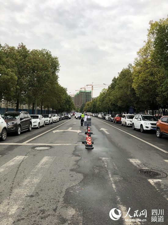 規劃的車輛臨時佔道停車位。（成都市交警六分局供圖）
