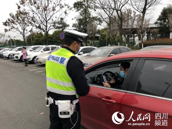 民警向司機發溫馨提示卡。（成都市交警六分局供圖）