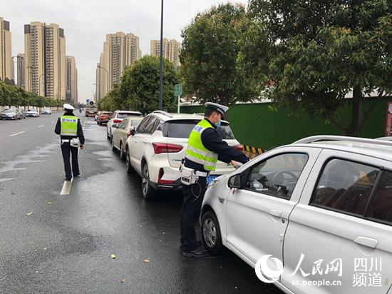 民警正在發放“復工復產交通安全提示卡”。（成都市交警六分局供圖）