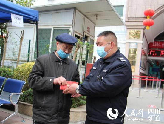 保安張洪把撿到的錢交到老人手中。圖片由青白江外宣提供