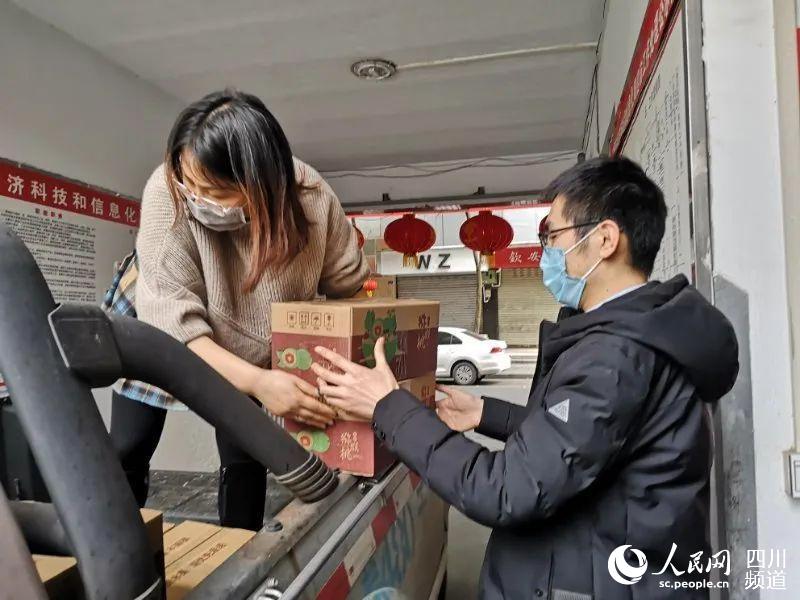 邛崍農業農村局已為30余戶果蔬種植戶提供銷售幫助，累計賣掉3000噸農產品。（邛崍市委宣傳部供圖）