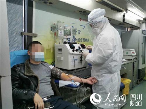 採集血漿。內江市委宣傳部供圖
