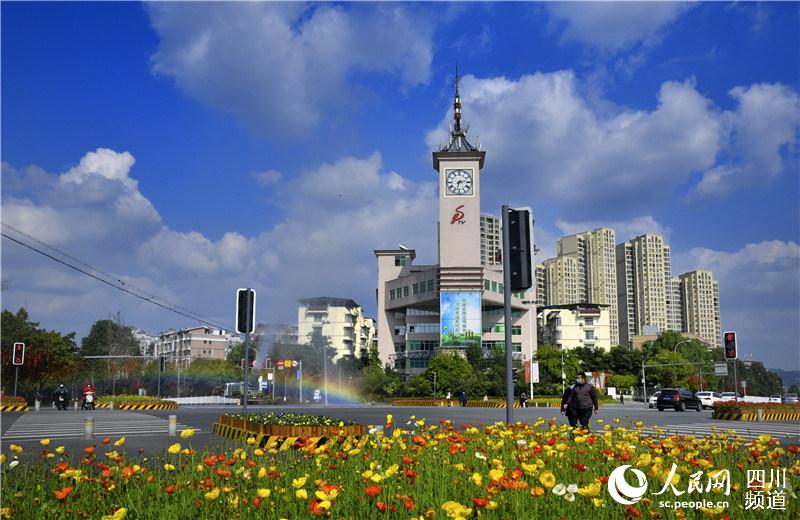 城市到路邊盛開的鮮花。張勇 攝