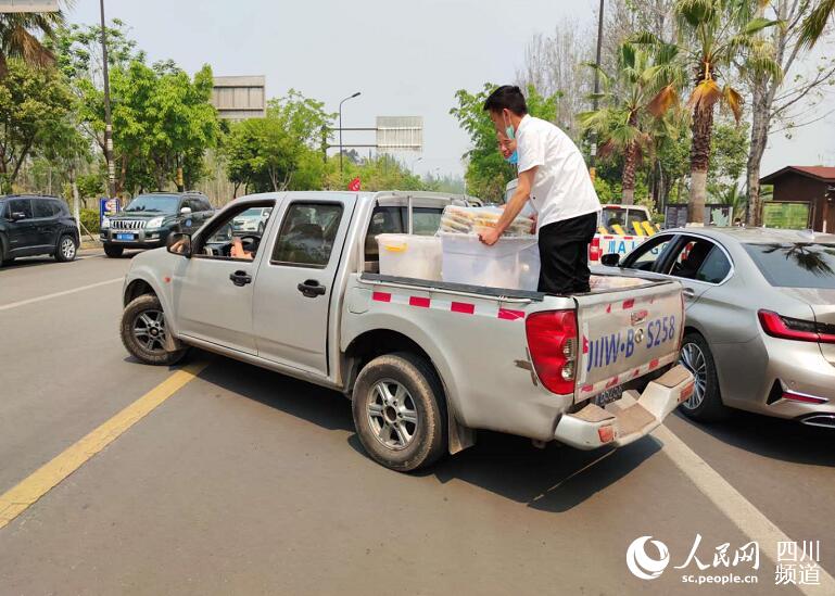 西昌一外賣小哥隊伍免費為扑火隊伍送餐