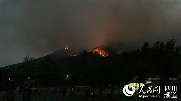 昨晚，記者在邛海邊瀘山腳下看到，現場有明火，冒著濃煙。前方報道組攝