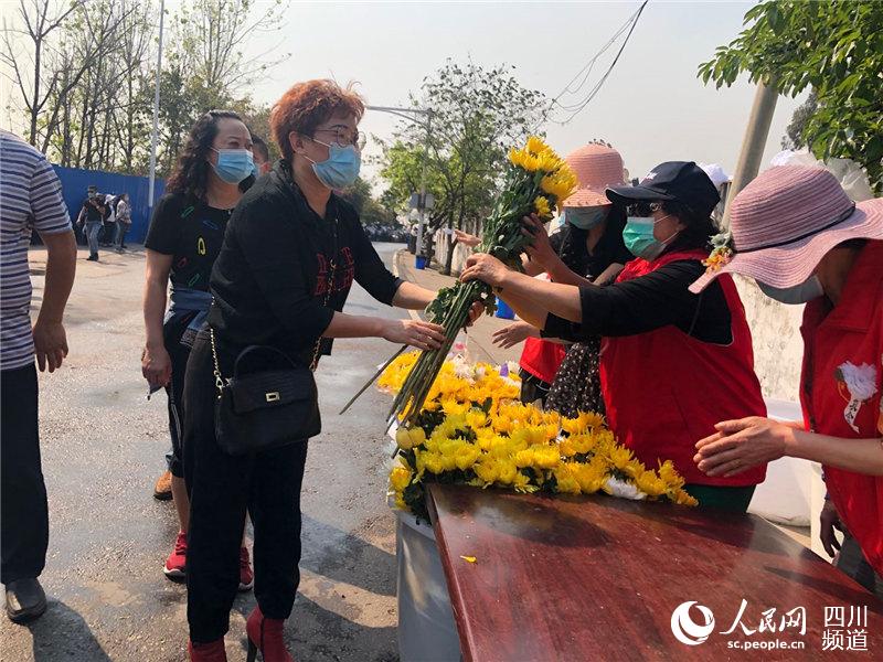西昌市民自發到殯儀館悼念犧牲扑火隊員。前方報道組攝