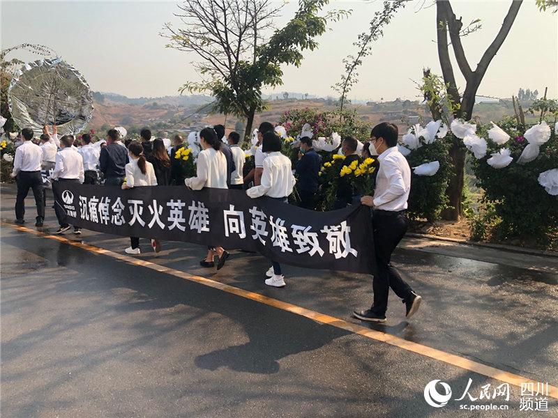 西昌市民自發到殯儀館悼念犧牲扑火隊員。前方報道組攝