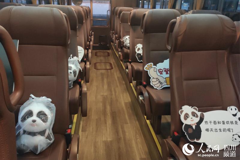 成都市公交集團對成都錦城觀光線上兩輛復古公交車首次進行熊貓主題打造（攝影 郭瑩）