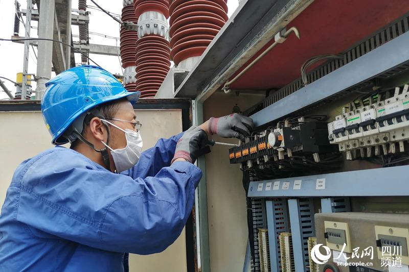 國網德陽供電公司檢修人員在220千伏孟家站排查處理設備設施隱患。國網四川省電力公司供圖