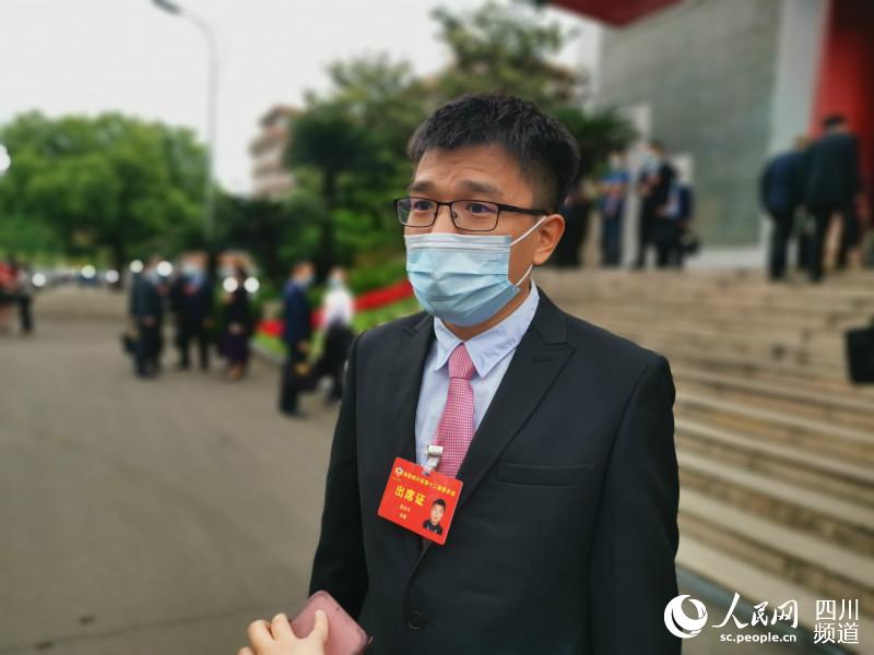 郭春生在會場外接受記者採訪。郭瑩攝