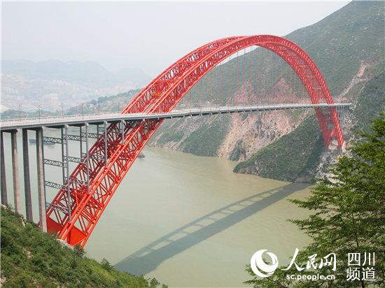 2004年建成通车的重庆巫山长江大桥--四川公路设计院供图