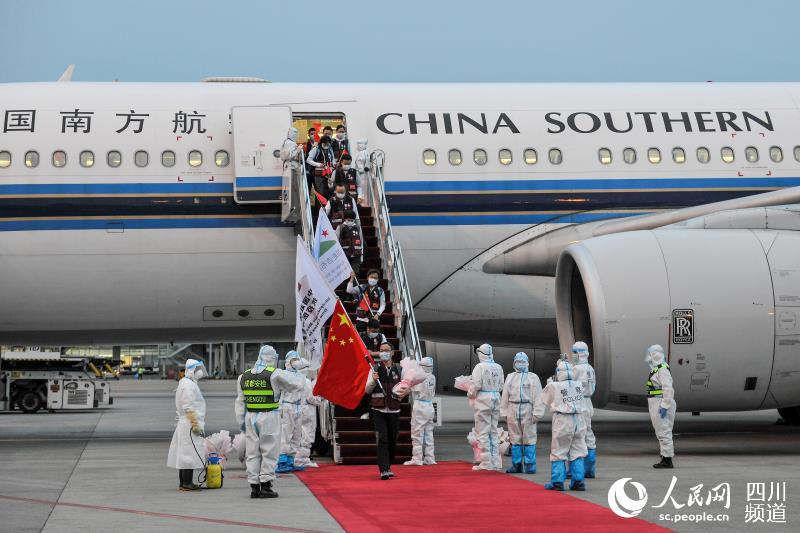 5月12日凌晨6時，中國赴埃塞俄比亞和吉布提抗疫醫療專家組12名隊員在圓滿完成各項任務后，從吉布提平安飛抵成都。四川省衛健委供圖