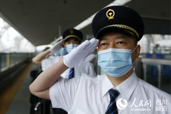成灌快鐵首發司機杜輝。中國鐵路成都局集團公司供圖