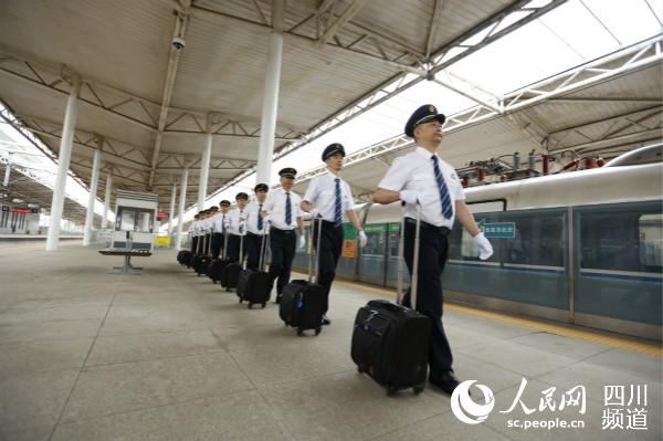 成灌快鐵司機隊伍。中國鐵路成都局集團公司供圖