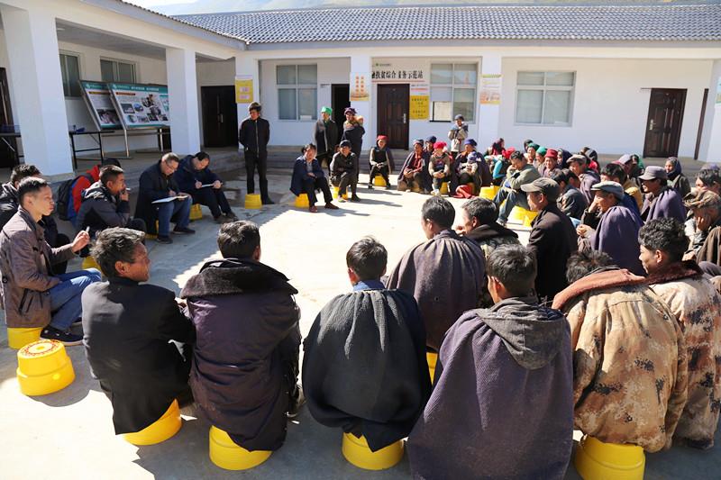 2017年11月8日，挂職縣委副書記羅大強來到扭普莫村宣講十九大遷居總動員。潘凌攝