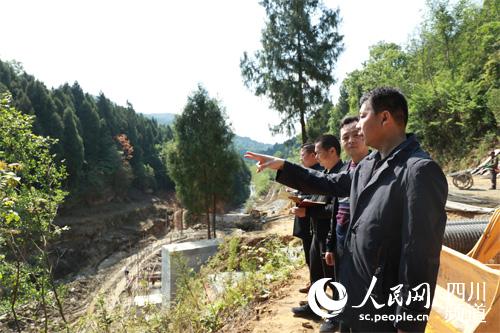 閬中市思依鎮黨委書記敬中恆現場察看黑牛河漂流項目建設。資料圖片