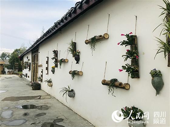 村民家外牆上用花草裝飾。綿竹市融媒體中心供圖