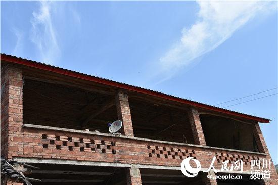 度佳鎮建檔貧困戶屋頂加固維修后的房屋。蔣兵 攝