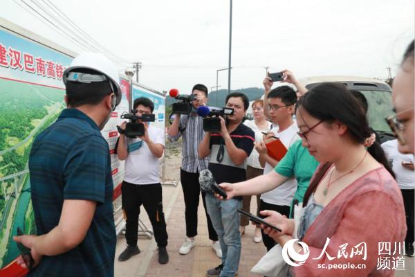 採訪漢巴南鐵路建設。恩陽融媒體中心供圖