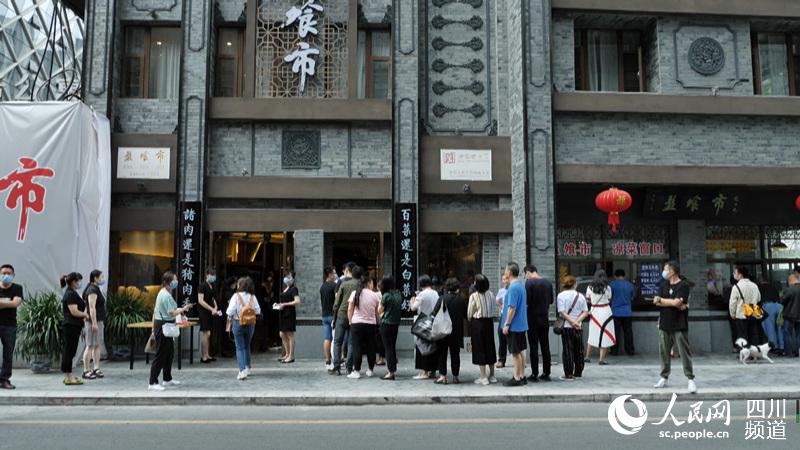 在盤飱市排隊買東西的市民。李森林 攝