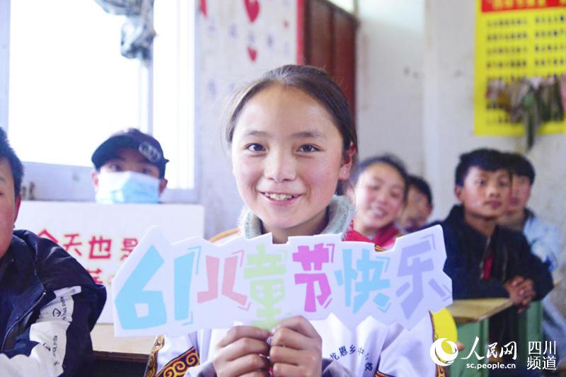 孩子們收到了志玲姐姐的六一祝福，笑容燦爛。孩子們都很喜歡衛生包，覺得實用暖心。四川省科技扶貧基金會供圖