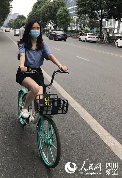 如今，羅女士每天騎共享單車上班。騎遍四川組委會供圖