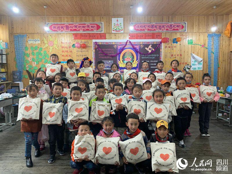 甘孜藏族自治州爐霍二完小二年級二班孩子們在六一兒童節收到禮物。鹽小東區供圖