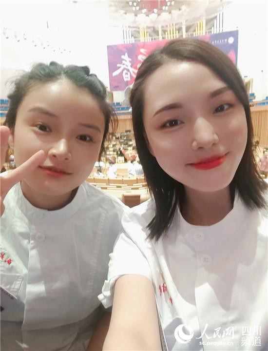 第七批援鄂醫療隊隊員朱靜（右一）和戰友一起聽音樂會。本人供圖 