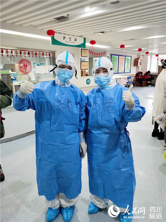 第七批援鄂醫療隊隊員朱靜在武漢留影（左一）。本人供圖 