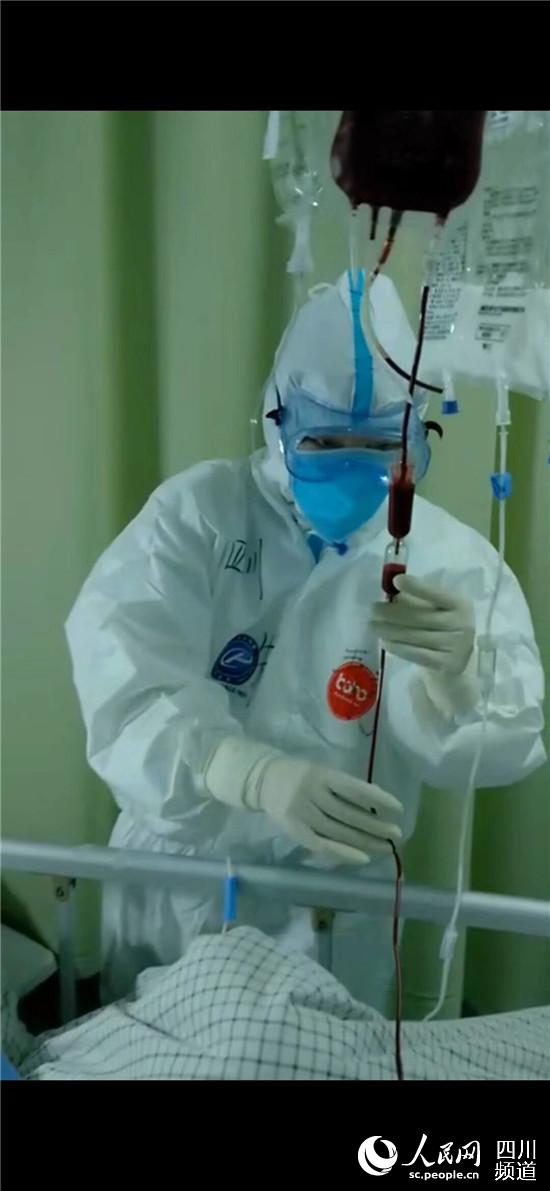 朱靜正在給病人輸液。本人供圖 