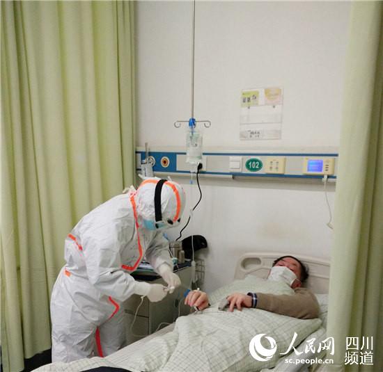 朱靜在武漢病房裡工作。本人供圖 