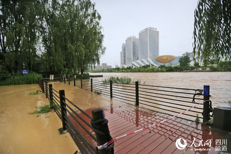 南河水位上升，城區低窪路段被水淹。 廣元市委宣傳部供圖