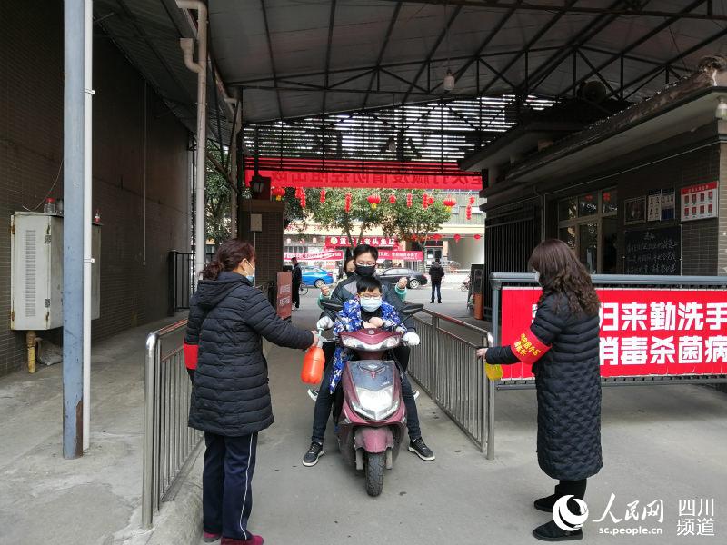 楼栋长协助小区做好疫情防控工作。广汉市委组织部供图