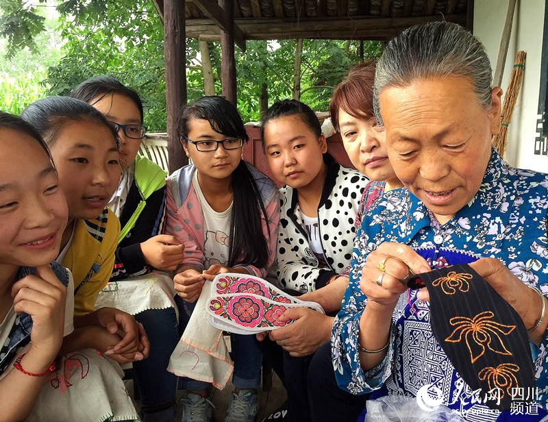 民間刺繡專家向坤仁指導小學生刺繡。董仙蓮 攝