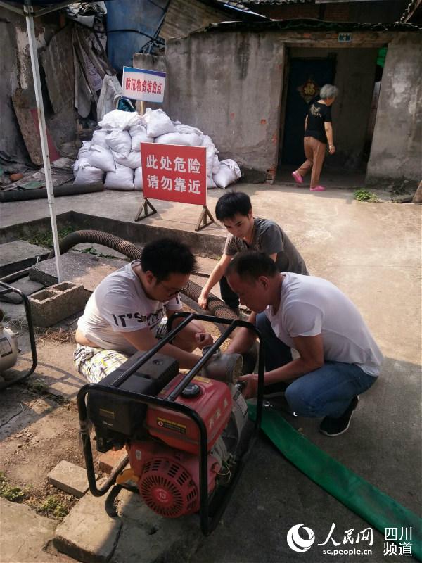 工作人員檢查測試排水機器。唐妮 攝