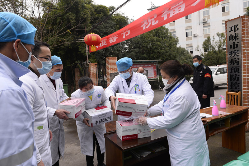 成都邛崃市中医院向一线医务人员提供中药预防制剂