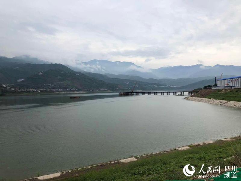 漢源縣“陽光水韻、康養新城”產業及項目所在的漢源湖。秦菡 攝