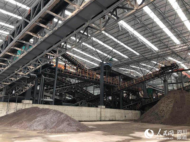 漢源縣四川鼎石漢投資源綜合循環利用項目建設現場。秦菡 攝