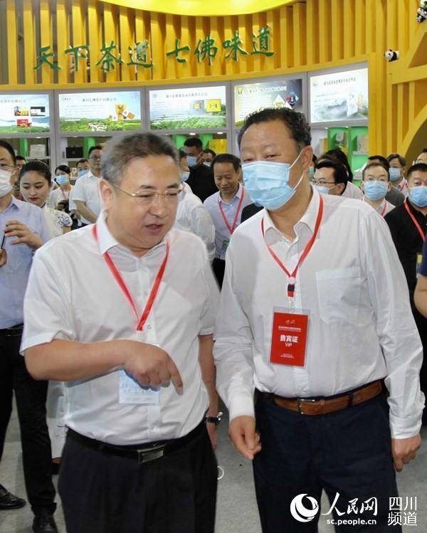 广元市委常委、副市长杨浩（左）向嘉宾介绍广元茶产业情况。刘浏 摄
