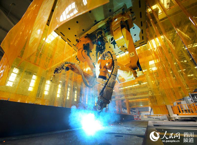 正在作業的自動焊接機器人 中國五冶集團供圖