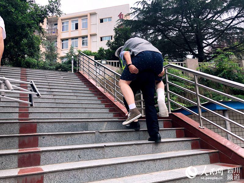 �Ĵ�����һ�����ȽŲ��㣬����������̨�ף�������ͻؼҡ���ƽ ��Ӱ