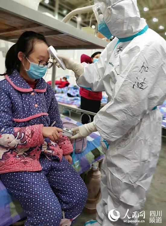 蕭莉虹在方艙為患者進行三測和指脈氧監測。四川省中醫藥管理局供圖