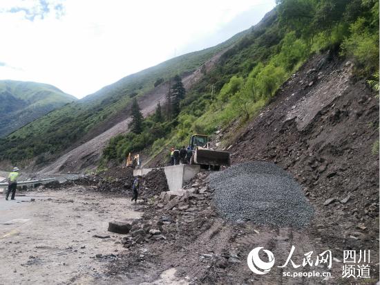 国道317线上达石沟村段已抢通。壤塘县外宣办供图
