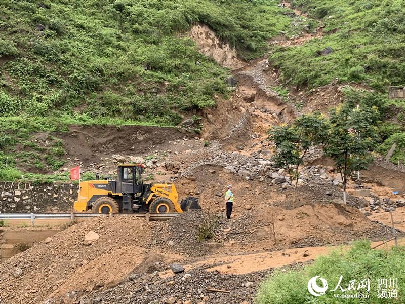 国道353线五官乡杨家湾段泥石流阻断道路现场.四川交投建设供图