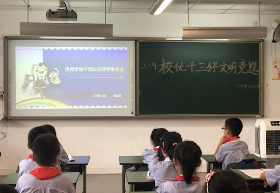 同學們觀看周辰昊錄制的演講視頻。