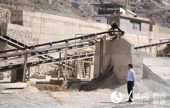 曾令帥清早到砂石廠現場實地查看生產情況。工行四川省分行供圖