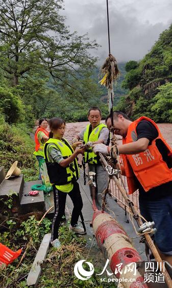 川興測報中心人員在寧南水文站測洪峰。四川省水利廳供圖