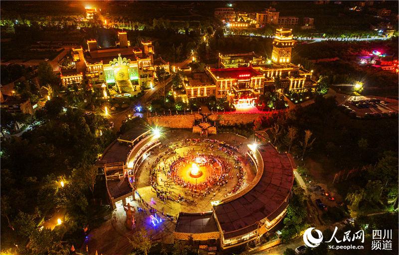 2019年茂縣李文旅節篝火晚會現場。茂縣融媒體中心供圖