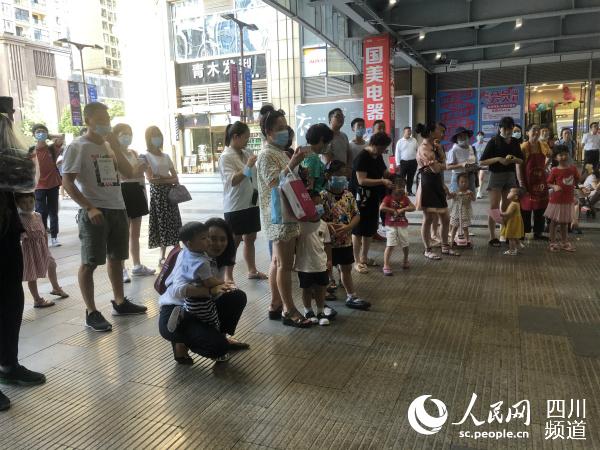 圍觀的市民。主辦方供圖